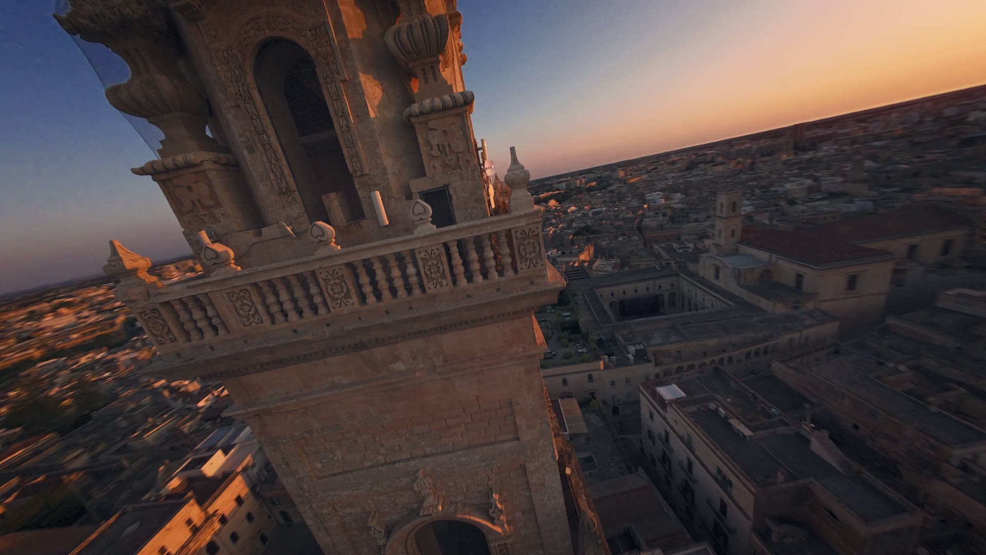 Ripresa aerea con drone del Duomo di Lecce al tramonto